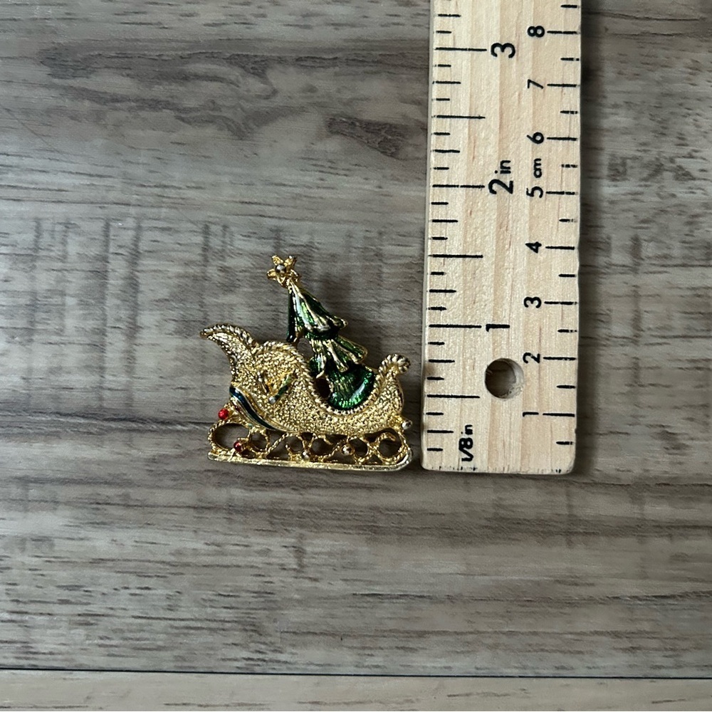 Christmas tree holiday Gold tone and Green Santa Sleigh Brooch pin festive - Picture 4 of 4